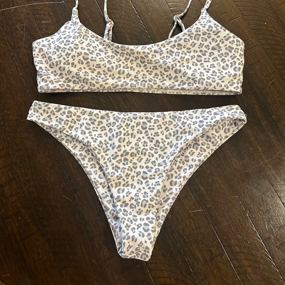 Gray & white Cheetah printed 2 piece matching bikini swimsuit w cheeky bottoms - Picture 7 of 11